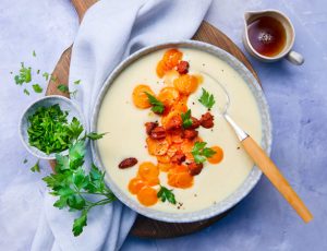 Kartoffel-Pastinakensuppe mit Ahorn-Möhren und Chorizo