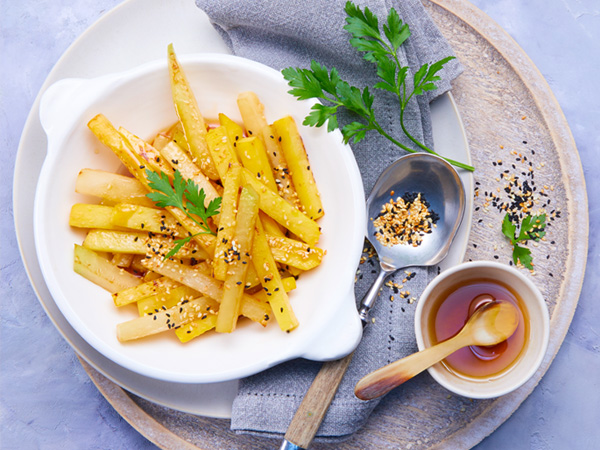 Mit Ahornsirup glasiertes Kohlrabi-Steckrüben-Gemüse