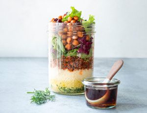 Jar-Salad mit Ahorn-Senf-Dressing