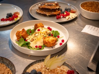 Tisch mit verschiedenen Gerichten, darunter pochierte Eiern und French Toast